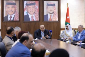 صورة حول : القاضي يترأس اجتماعاً للجنة الرد على خطبة العرش واختيار القيسي رئيساً والعموش للجنة الصياغة القاضي يترأس اجتماعاً للجنة الرد على خطبة العرش واختيار القيسي رئيساً والعموش للجنة الصياغة
