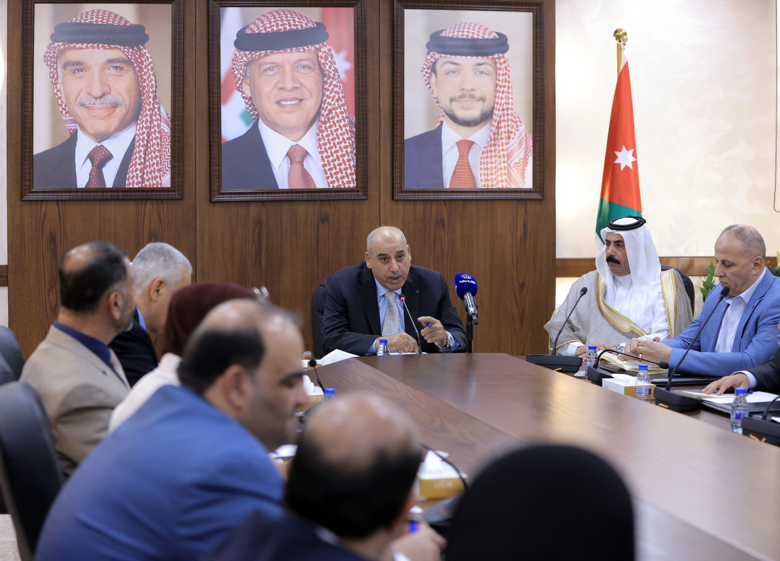 صورة حول : القاضي يترأس اجتماعاً للجنة الرد على خطبة العرش واختيار القيسي رئيساً والعموش للجنة الصياغة القاضي يترأس اجتماعاً للجنة الرد على خطبة العرش واختيار القيسي رئيساً والعموش للجنة الصياغة