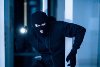 لصوص يحفرون نفقًا من مسجد لمحاولة سرقة مكتب بريد