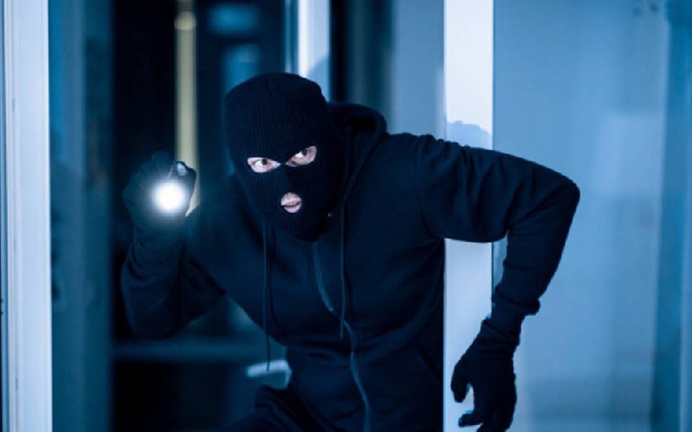 لصوص يحفرون نفقًا من مسجد لمحاولة سرقة مكتب بريد