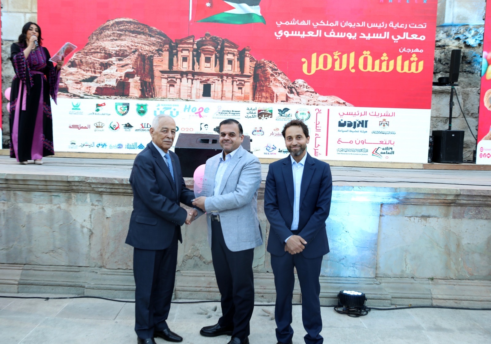 صورة حول : *العيسوي يرعى انطلاق مبادرة "شاشة أمل" الإنسانية للأطفال المرضى والأيتام واللاجئين* *العيسوي يرعى انطلاق مبادرة "شاشة أمل" الإنسانية للأطفال المرضى والأيتام واللاجئين*