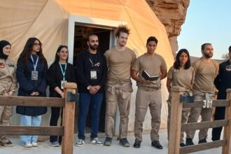 اربعة رواد فضاء ينفذون تجربة محاكاة المريخ في صحراء