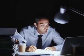 العمل الليلي يزيد خطر الإصابة بالقولون العصبي بنسبة 36%