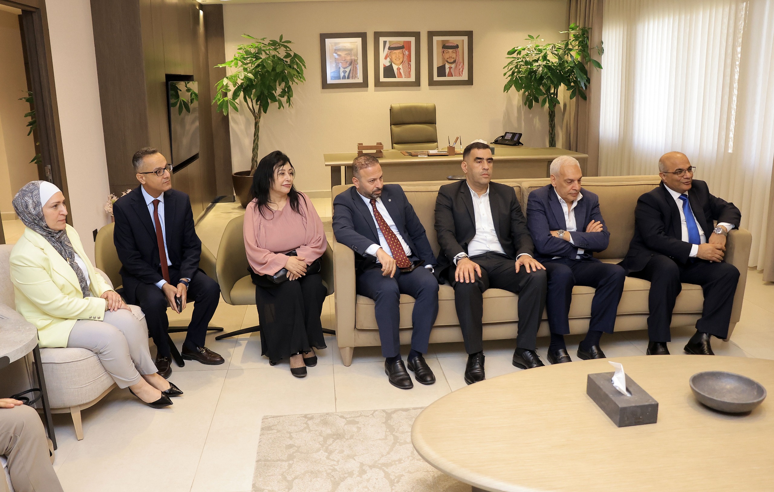 صورة حول : القاضي يلتقي نقيب وأعضاء مجلس نقابة الصحفيين ويؤكد الانفتاح على وسائل الإعلام القاضي يلتقي نقيب وأعضاء مجلس نقابة الصحفيين ويؤكد الانفتاح على وسائل الإعلام