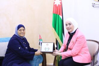 وزيرة التنمية الاجتماعية تكرم الفائزة بجائزة المرأة العربية عدلة الطويسي