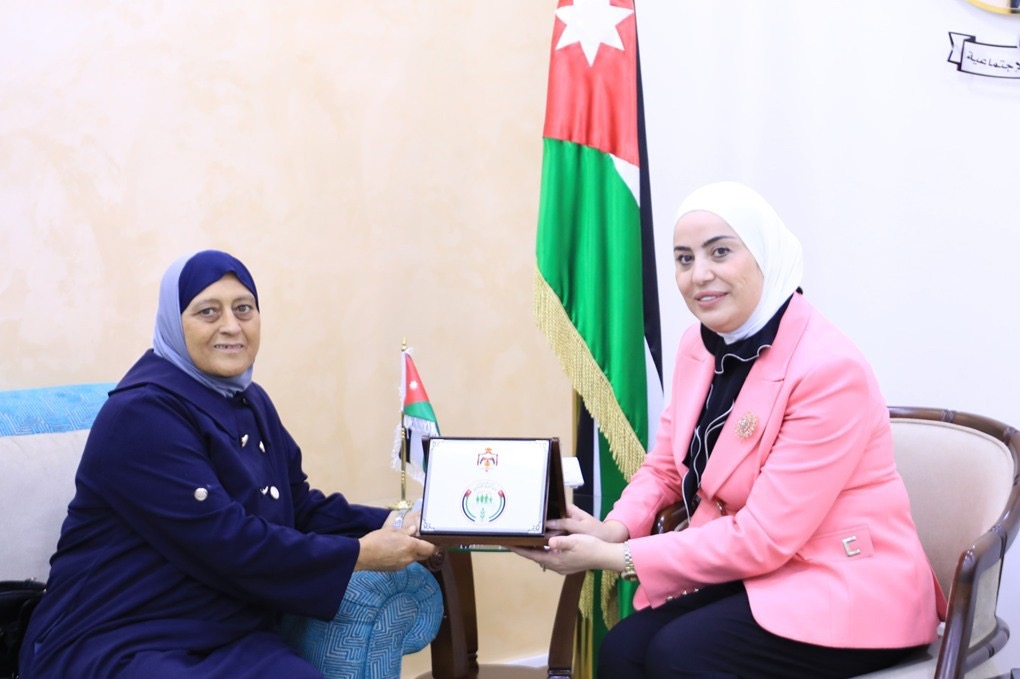 وزيرة التنمية الاجتماعية تكرم الفائزة بجائزة المرأة العربية عدلة الطويسي