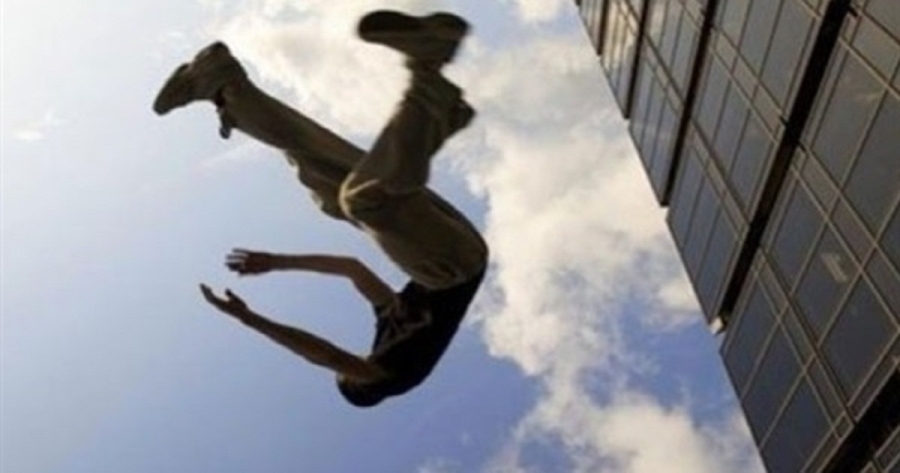 عاجل | وفاة شخص إثر سقوطه من الطابق الخامس في عمان