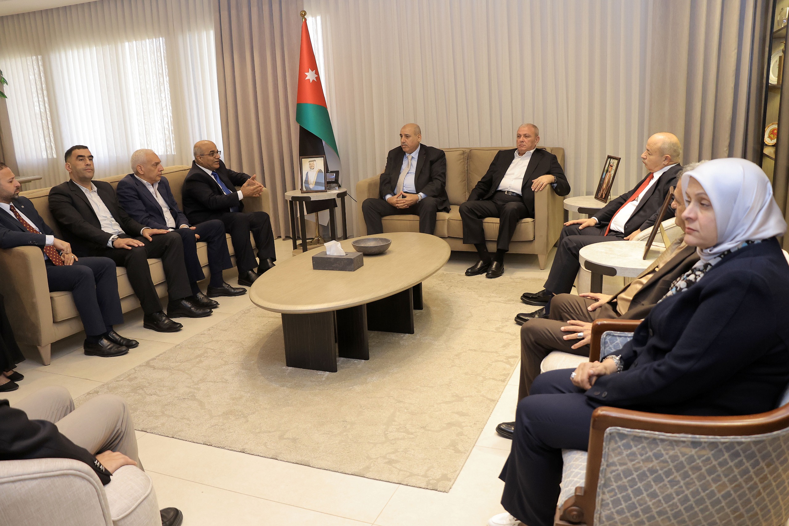 صورة حول : القاضي يلتقي نقيب وأعضاء مجلس نقابة الصحفيين ويؤكد الانفتاح على وسائل الإعلام القاضي يلتقي نقيب وأعضاء مجلس نقابة الصحفيين ويؤكد الانفتاح على وسائل الإعلام
