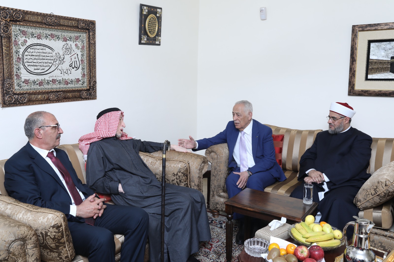صورة حول : العيسوي ينقل تمنيات الملك وولي العهد للوزيرين العكور وأبو عين بتمام الصحة العيسوي ينقل تمنيات الملك وولي العهد للوزيرين العكور وأبو عين بتمام الصحة