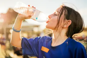 كيف يمكن لمياه الشرب المعبأة ان تشكل خطراً على صحتك؟