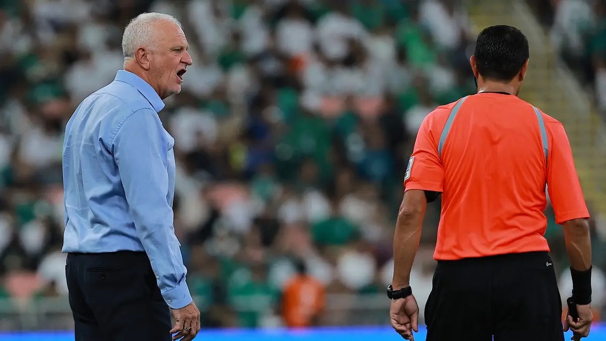 مدرب العراق ينتقد الاتحاد الآسيوي بعد تأهل السعودية إلى المونديال