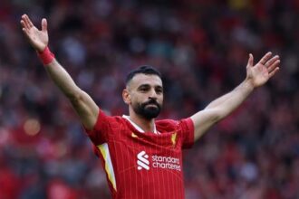 صلاح يراقب ليفربول من المدرجات خلال الهزيمة الثقيلة أمام كريستال بالاس