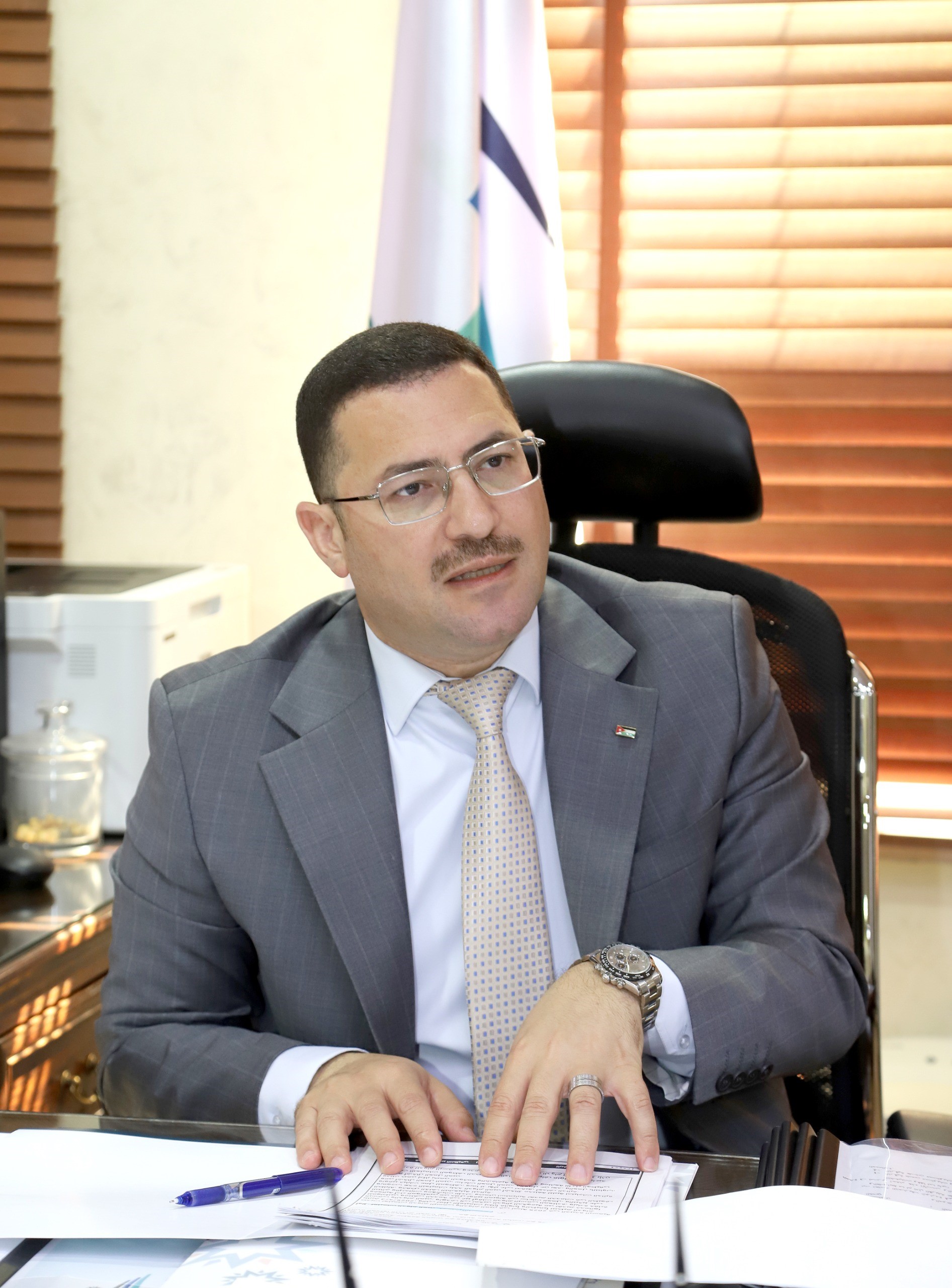 الخدمة والإدارة العامة توضح تصريح فايز النهار حول "73 عامًا للتعيين"