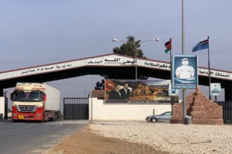 الحكومة تؤكد التزامها بتطوير معبر جابر لتعزيز التجارة وإعادة إعمار سوريا