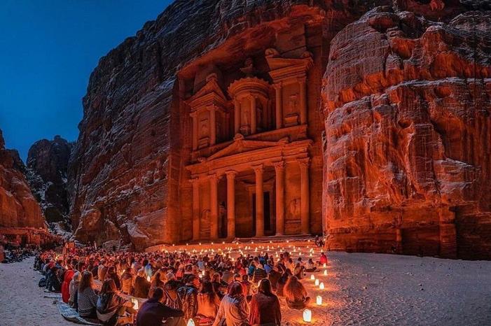 صورة حول : وزير السياحة: 90% من البترا لم تُكتشف بعد وزير السياحة: 90% من البترا لم تُكتشف بعد