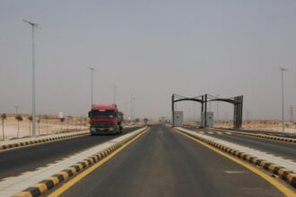الحكومة تحدد تسعيرة المرور في طريق الحرانة–العمري