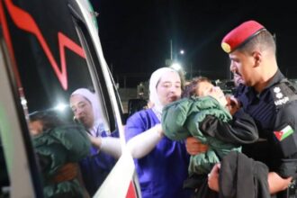 صورة حول : القوات المسلحة الأردنية تُجلّي الدفعة الرابعة عشر من أطفال غزة القوات المسلحة الأردنية تُجلّي الدفعة الرابعة عشر من أطفال غزة