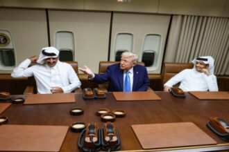 صورة حول : ترامب يلتقي أمير قطر ورئيس الوزراء في قاعدة العديد الجوية ترامب يلتقي أمير قطر ورئيس الوزراء في قاعدة العديد الجوية