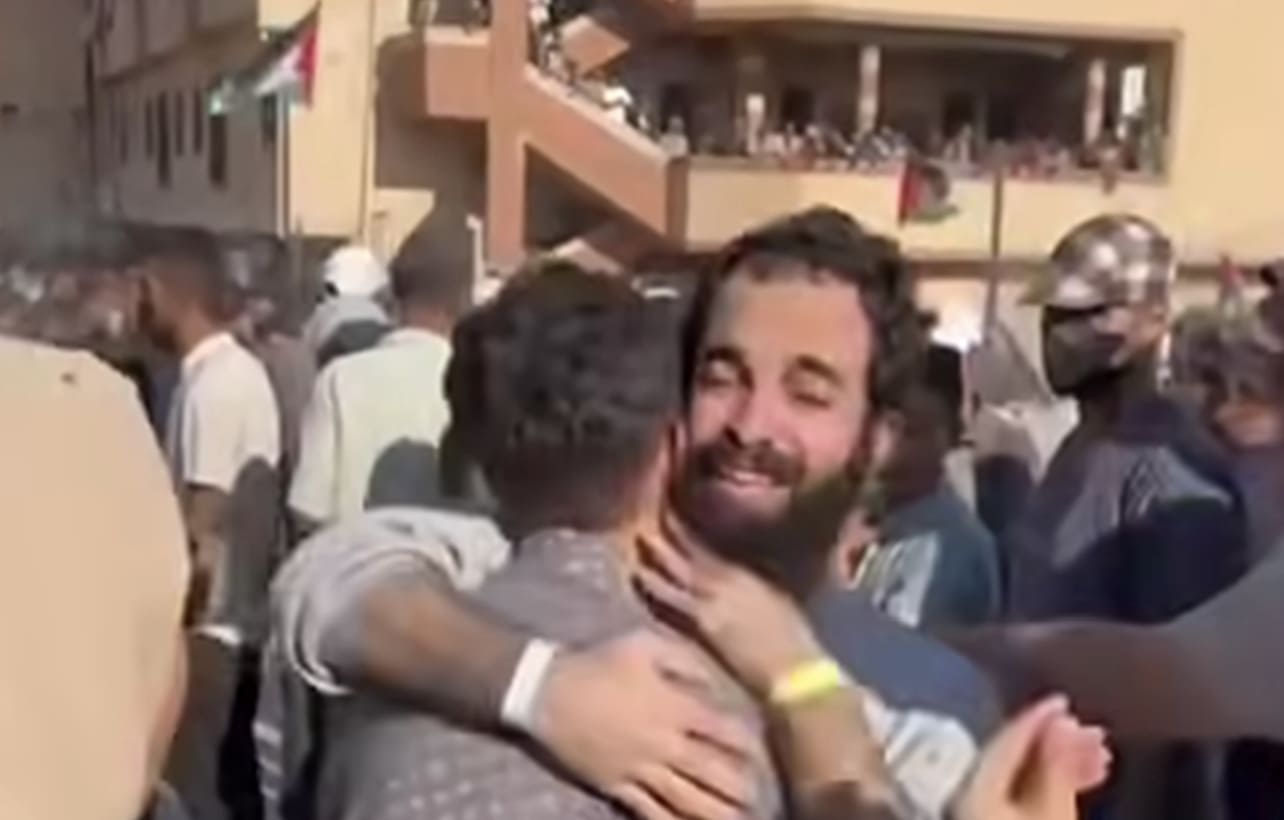 صورة حول : عاجل | بالفيديو .. لحظة الإفراج عن ناجي الجعفراوي شقيق الصحفي الشهيد صالح عاجل | بالفيديو .. لحظة الإفراج عن ناجي الجعفراوي شقيق الصحفي الشهيد صالح