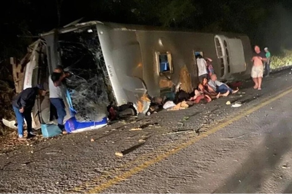 وفاة 17 شخصًا نتيجة انقلاب حافلة شمال شرق البرازيل
