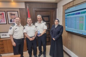 فريق الثقافة الجمركية يقدّم مجسم القيم المؤسسية للمدير العام