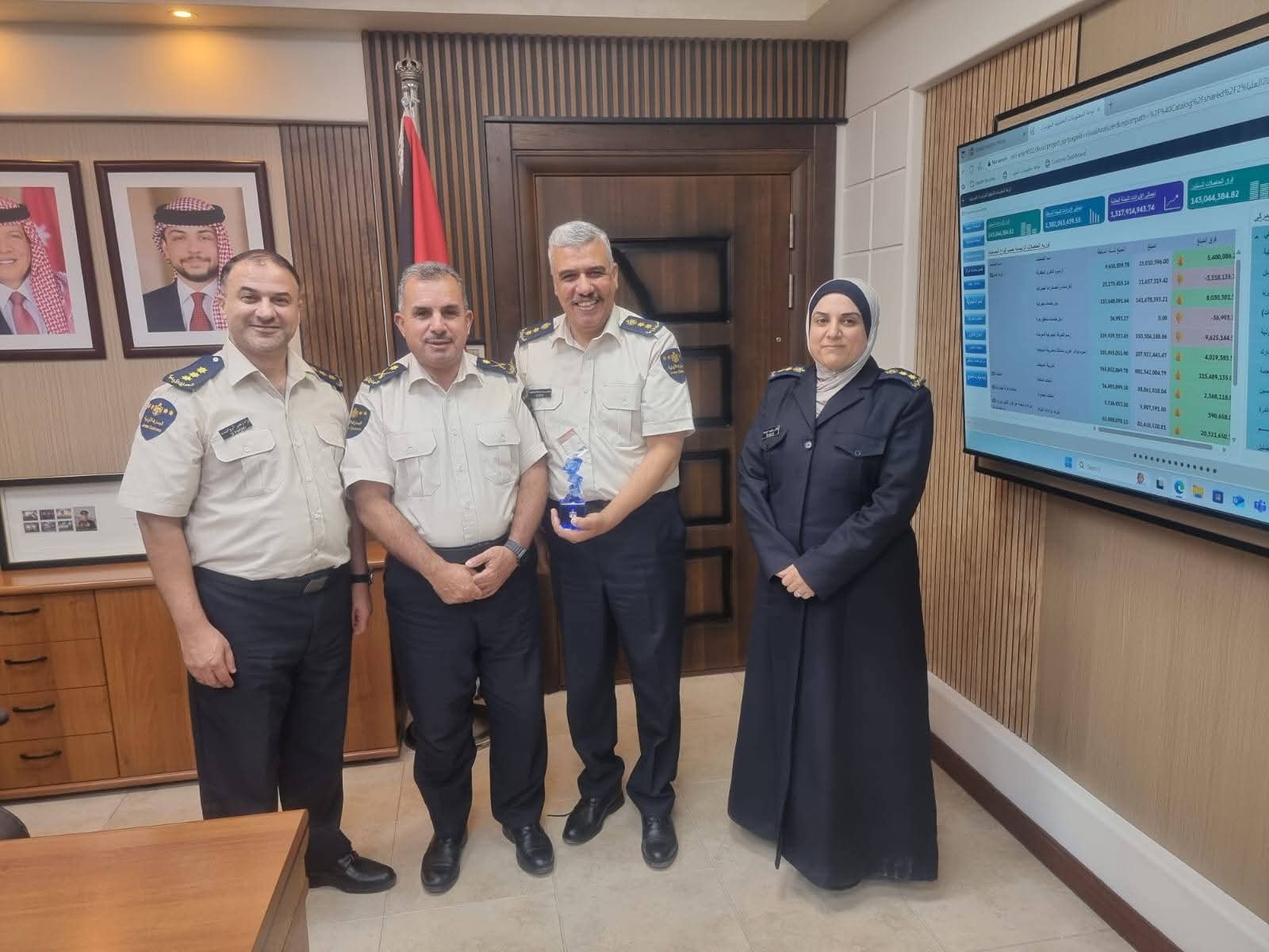 فريق الثقافة الجمركية يقدّم مجسم القيم المؤسسية للمدير العام
