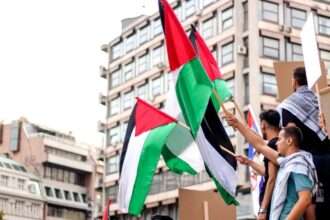 صورة حول : عودة 14 مواطنًا صربيًا من غزة عبر الأردن عودة 14 مواطنًا صربيًا من غزة عبر الأردن