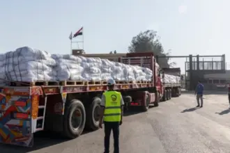 انطلاق 400 شاحنة مساعدات إلى القطاع .. تفاصيل
