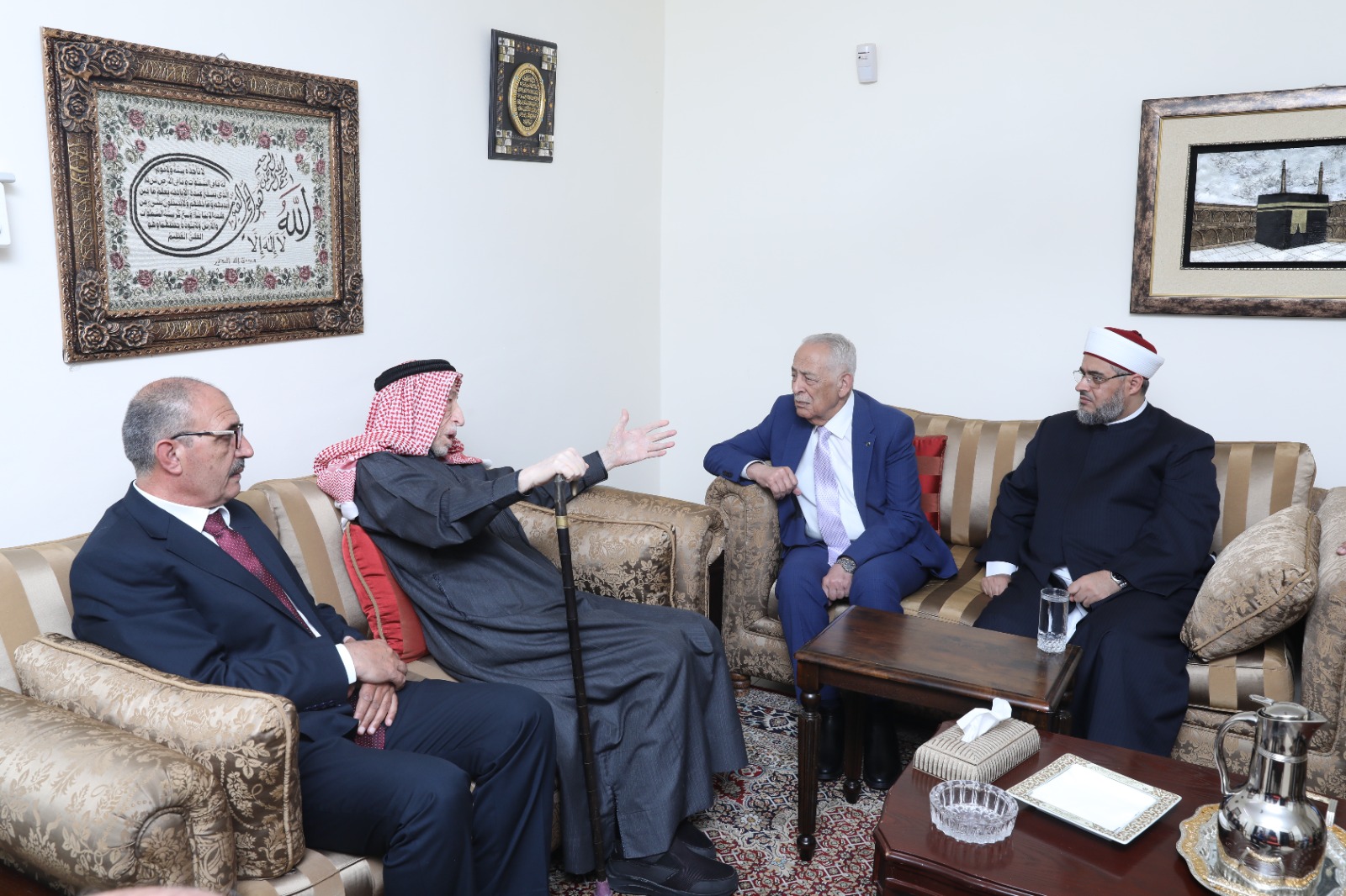 صورة حول : العيسوي ينقل تمنيات الملك وولي العهد للوزيرين العكور وأبو عين بتمام الصحة العيسوي ينقل تمنيات الملك وولي العهد للوزيرين العكور وأبو عين بتمام الصحة