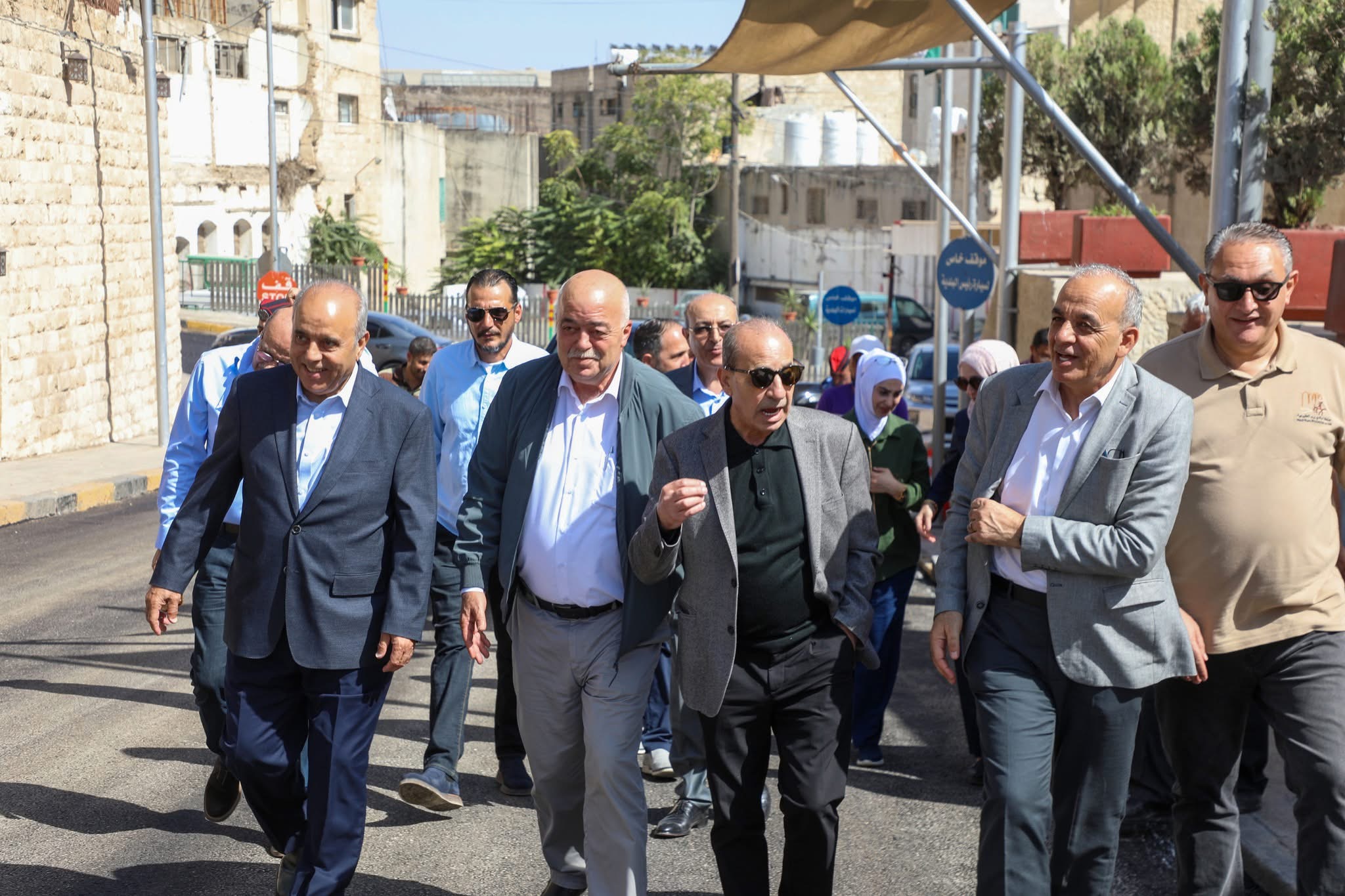 وفد وزاري يتفقد مشروع داخل مدينة إربد