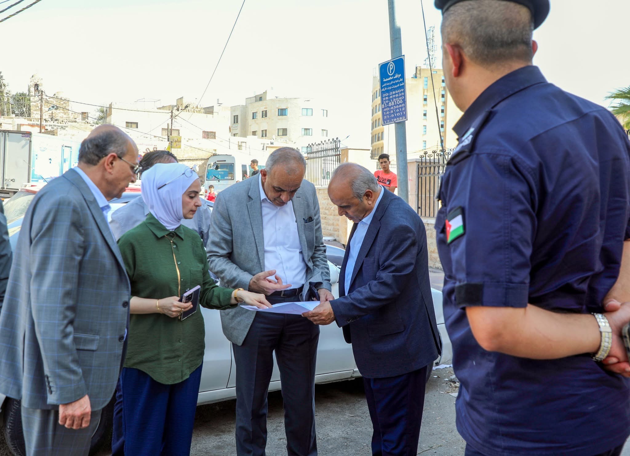 وفد وزاري يتفقد مشروع داخل مدينة إربد