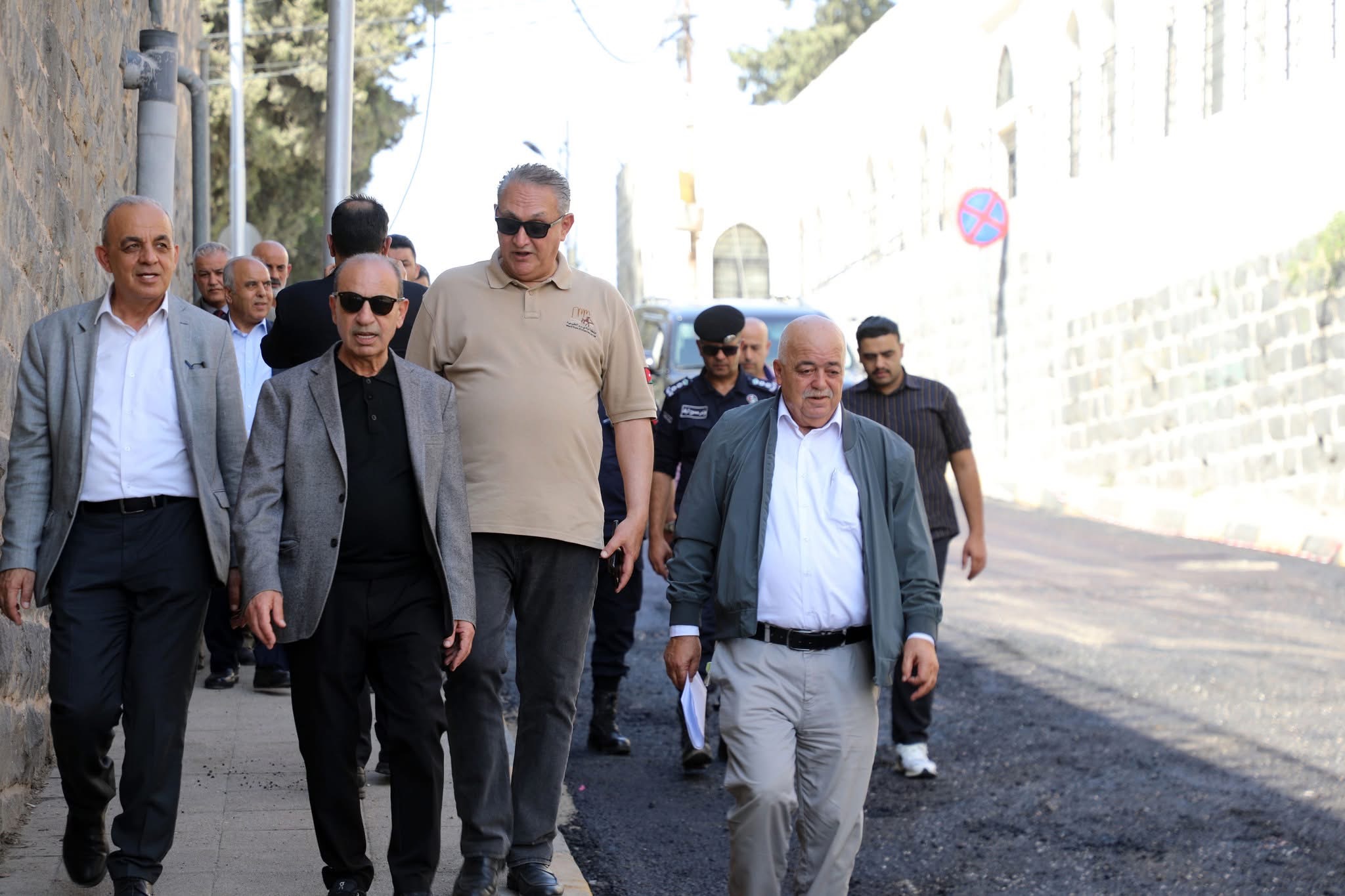 وفد وزاري يتفقد مشروع داخل مدينة إربد