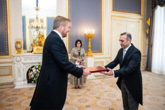السفير القاضي يقدم أوراق اعتماده لملك هولندا