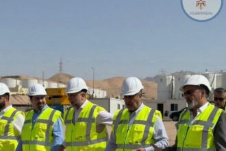 الخرابشة يتفقد مشروع تطوير ميناء الغاز الطبيعي المسال في العقبة