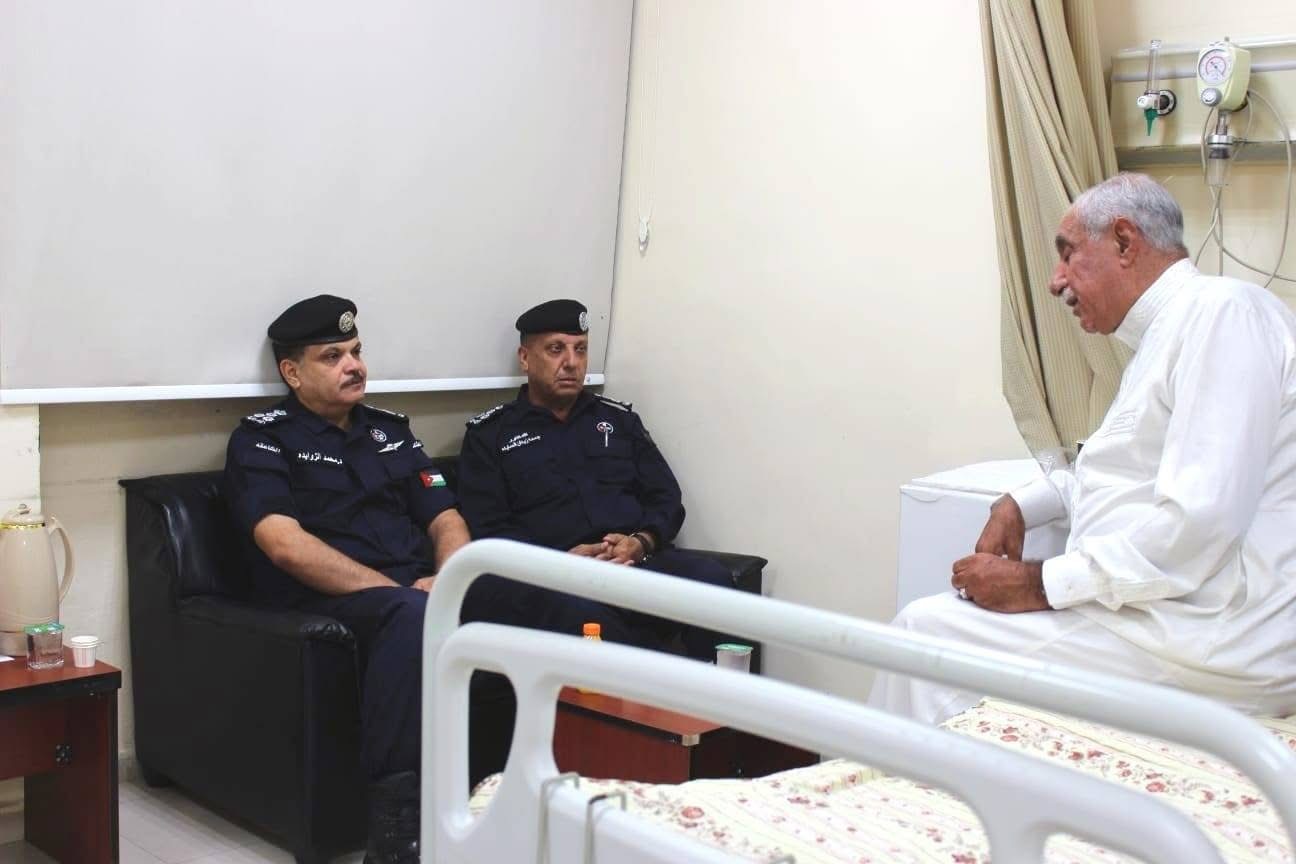 قائد أمن إقليم الشمال يزور العميد المتقاعد الشطناوي