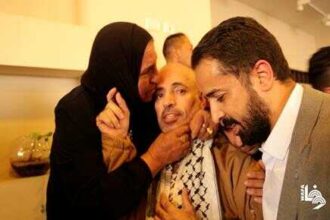 بالفيديو.. الأهالي يستقبلون الأسرى المحررين بحفاوة بعد الإفراج عنهم