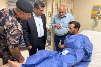 محافظ العقبة يتفقد المصابين بتسرب غاز ثاني أكسيد الكبريت