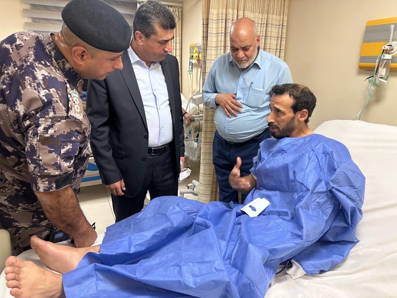 صورة حول : محافظ العقبة يتفقد المصابين بتسرب غاز ثاني أكسيد الكبريت محافظ العقبة يتفقد المصابين بتسرب غاز ثاني أكسيد الكبريت