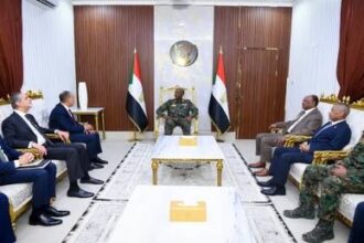 وزير الخارجية المصري يلتقي البرهان في بورتسودان