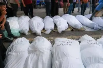 الصحة في غزة: استلام 15 جثماناً جديداً لشهداء أفرج عنهم الاحتلال