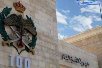 الدفاع المدني يخمد حريق مركبة