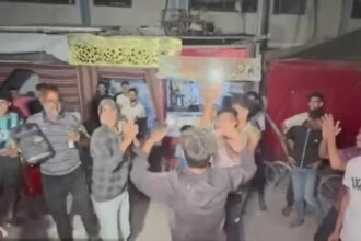 غزة تحتفل بعد موافقة حماس"صور"