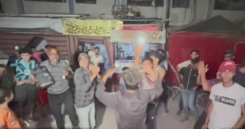 غزة تحتفل بعد موافقة حماس"صور"