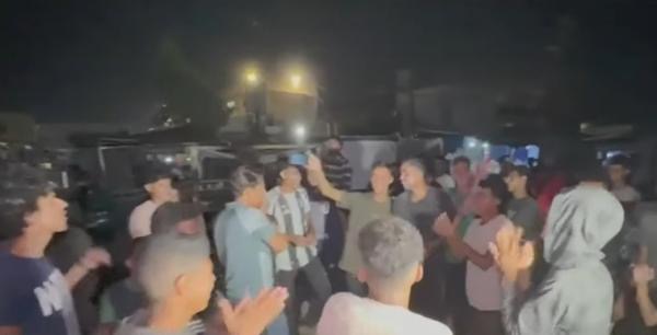 غزة تحتفل بعد موافقة حماس"صور"