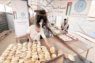 الحملة الأردنية تواصل توزيع الخبز وسط القطاع