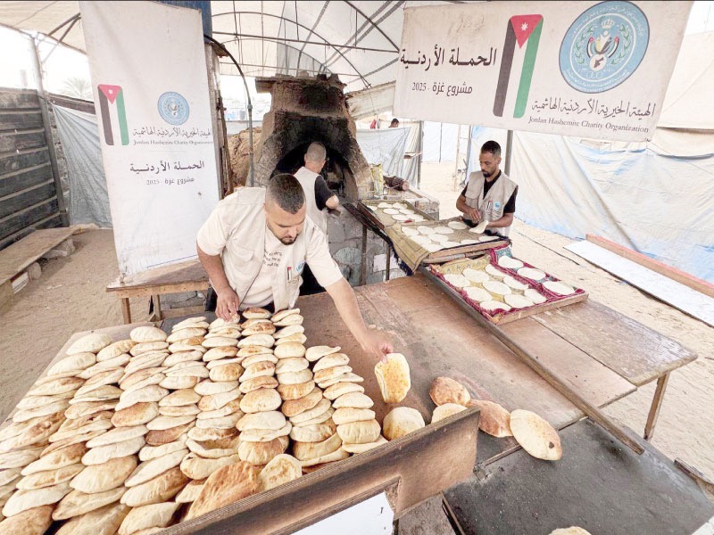 الحملة الأردنية تواصل توزيع الخبز وسط القطاع
