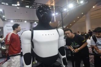 إيلون ماسك يعرض روبوت “أوبتيموس”