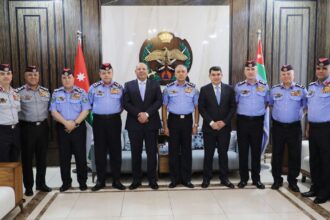 مدير الأمن العام يكرم لواءين متقاعدين