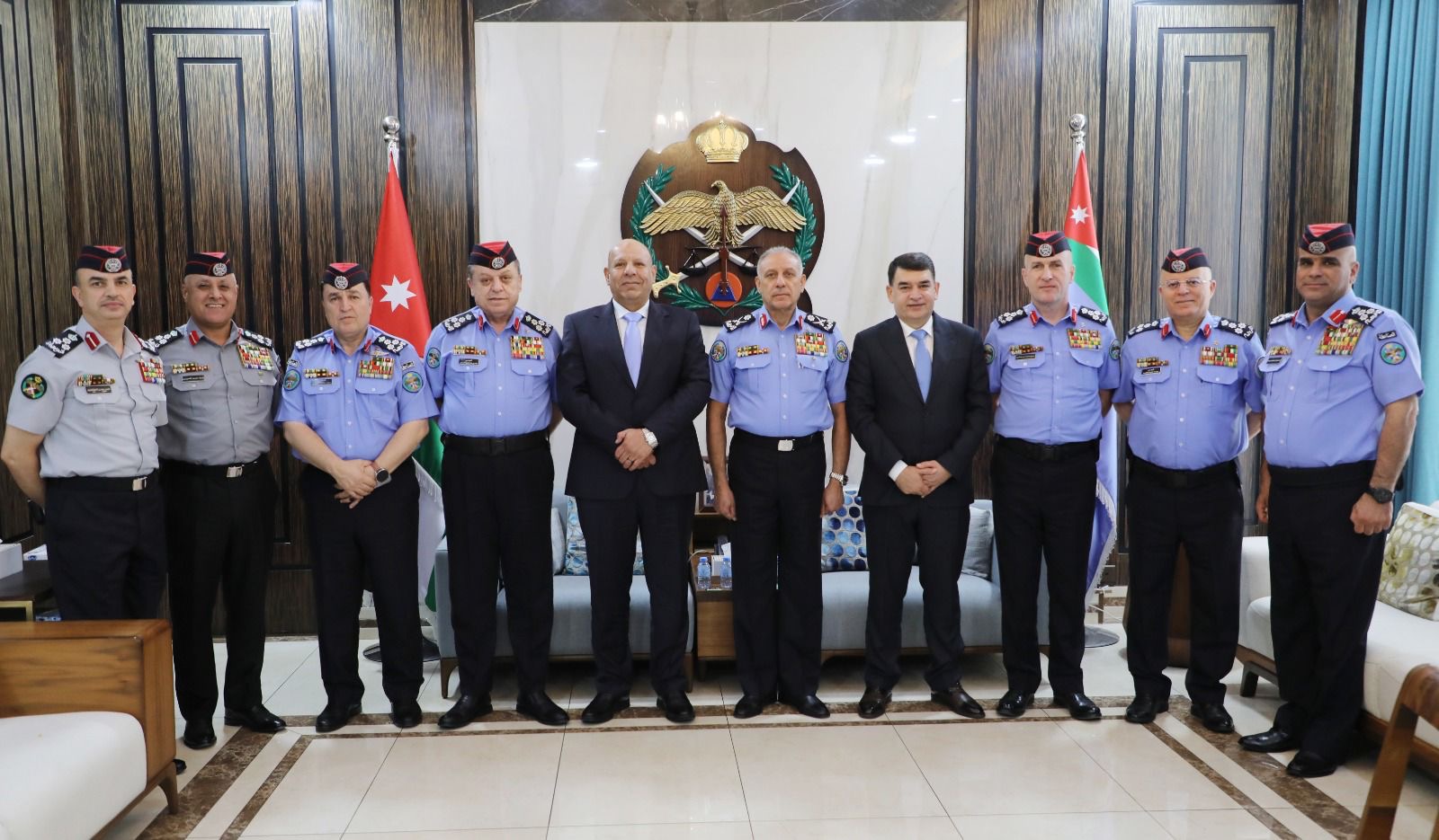 مدير الأمن العام يكرم لواءين متقاعدين