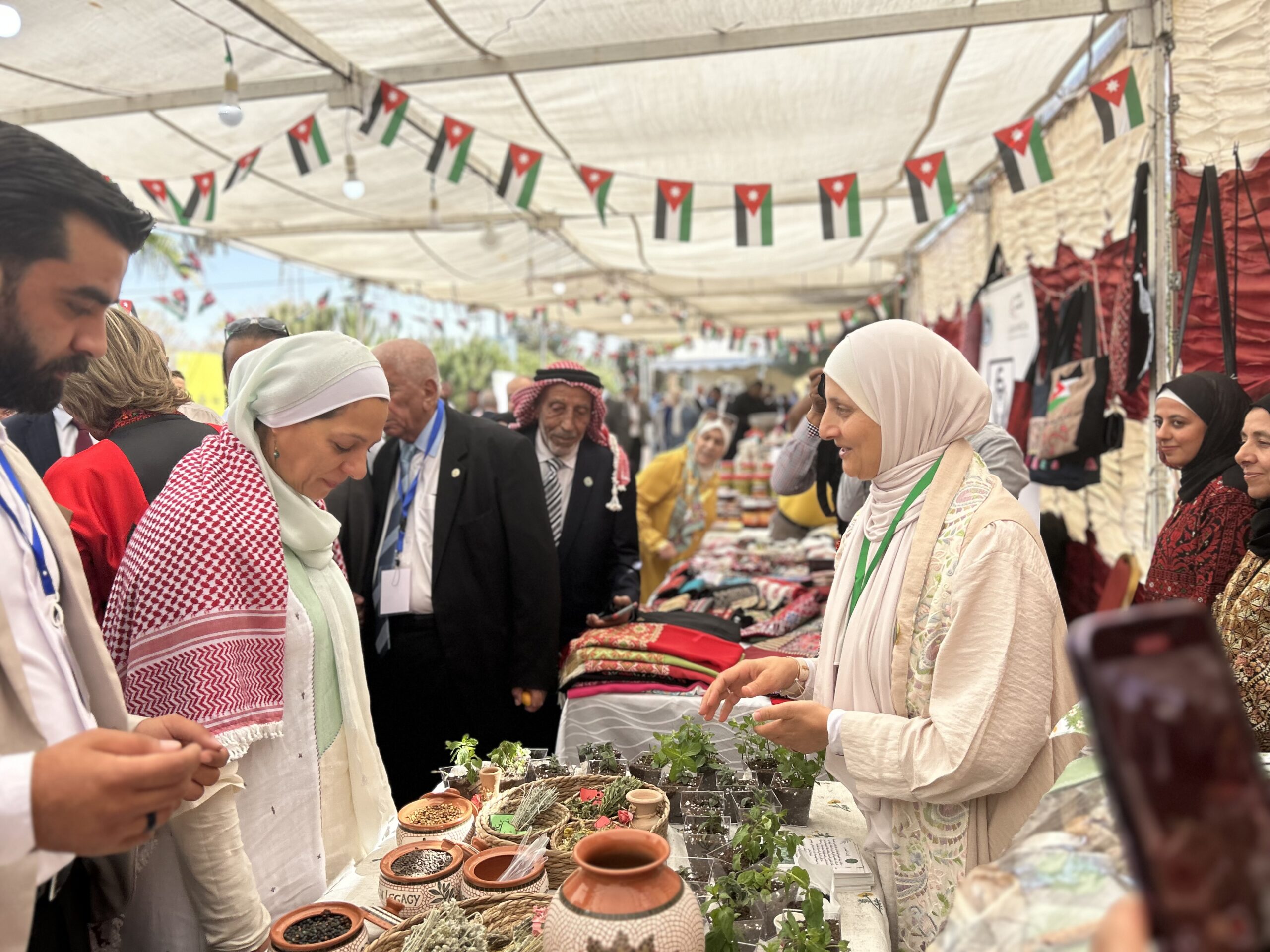 الأميرة بسمة بنت علي تفتتح بازار المزارع في حدائق الملك عبدالله الثاني .. فيديو وصور